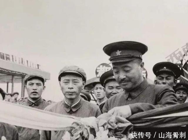 西南军区|这军区一分为三成立三个大军区,两个副职和一个军长成大军区司令