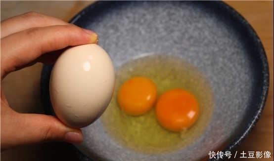  方法|今天才知道，原来打鸡蛋有诀窍，学会一招，干净不脏手，方法绝了