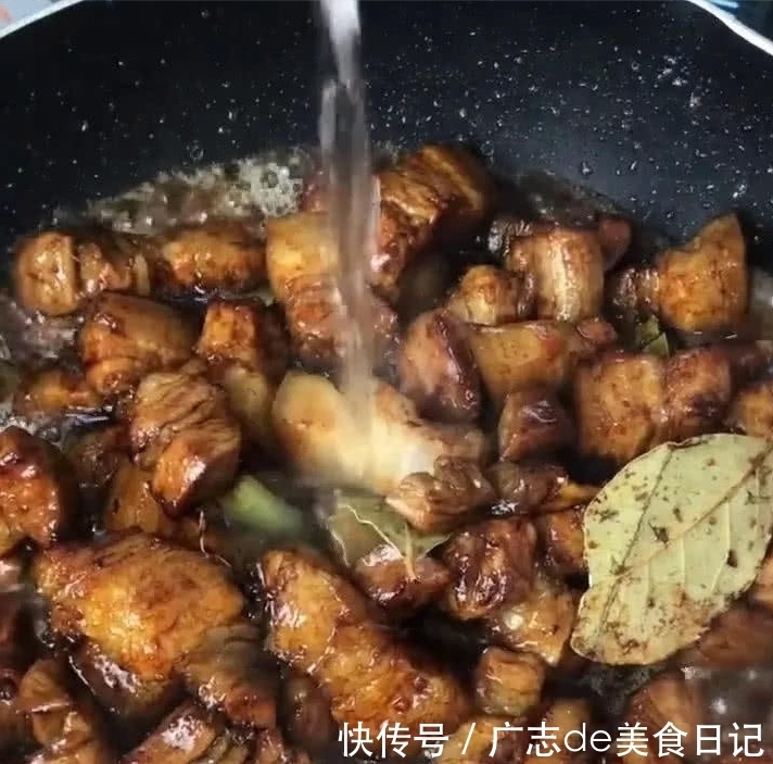往锅中加入|祖传红烧肉做法,学会回家做,家里米饭都不够吃