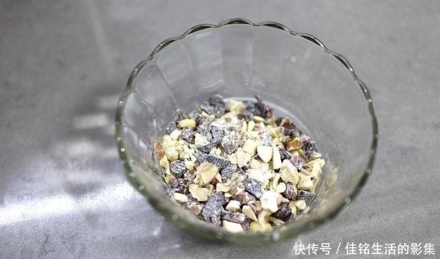 高筋面粉|想吃面包自己做,连烤箱都不开,营养暄软有嚼劲,抓两片能当饭