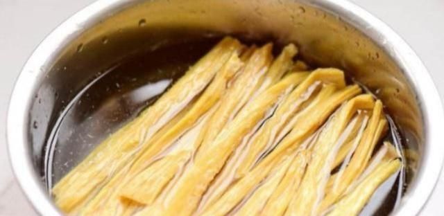 大厨|腐竹不要直接用清水泡大厨教你1招,1分钟泡发,美味又筋道