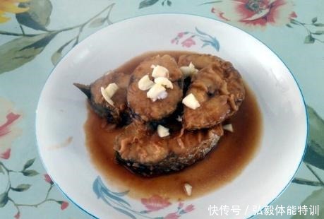 鱼肉|炖鱼时,别放酱油和醋了,大厨分享1招,鱼肉又鲜又嫩,还不腥