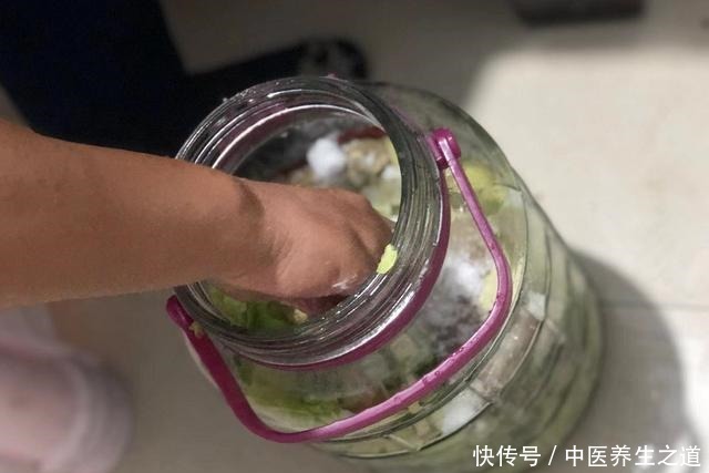 菜坛子|教您一道快手泡菜，头天晚上腌，第二天早上就能吃，开胃又下饭