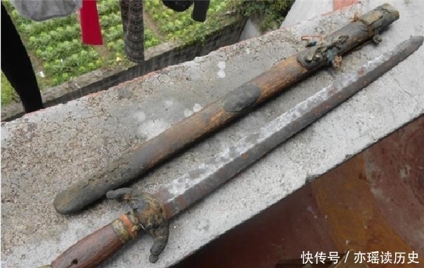 专家|老人拿出尚方宝剑证明自己为皇家后人，专家看后说：这是文物啊！