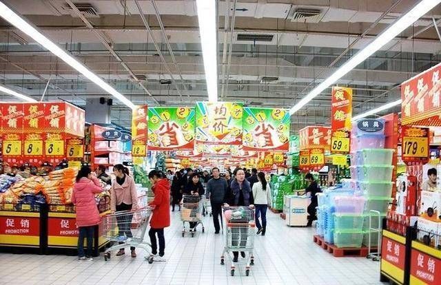  孩子|8岁男孩故意用推车撞孕妇，妈妈却旁观，孕妇老公的做法让人解气