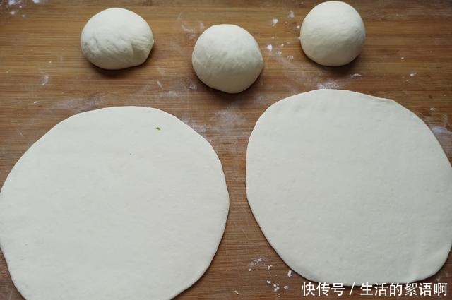  外皮|葱花饼的特色做法，拉一拉卷一卷，外皮酥脆层次多，比手抓饼还香