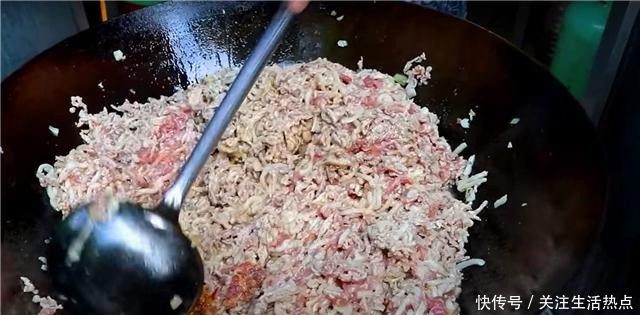 小吃|夫妻街头卖“地道”小吃,6元一份分量足,食客附近仅此一家!