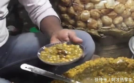 胃口|男子在街头卖小吃,一眼看过去就让人没胃口,却围满了人