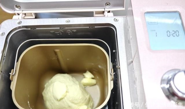 高筋面粉|想吃面包自己做,连烤箱都不开,营养暄软有嚼劲,抓两片能当饭