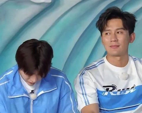  baby|baby名牌被何洛洛撕掉后，镜头切换到蔡徐坤，反应让人猜不透