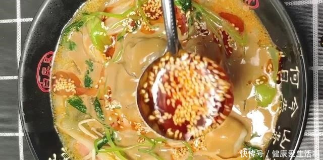 做法|麻辣烫中的“爱马仕”,比传统的做法多了份奶香味,趁放假试试