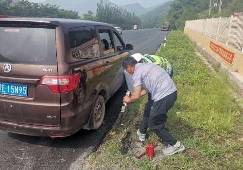  爆胎|危险！司机在本溪驾车途中突然爆胎！幸亏……