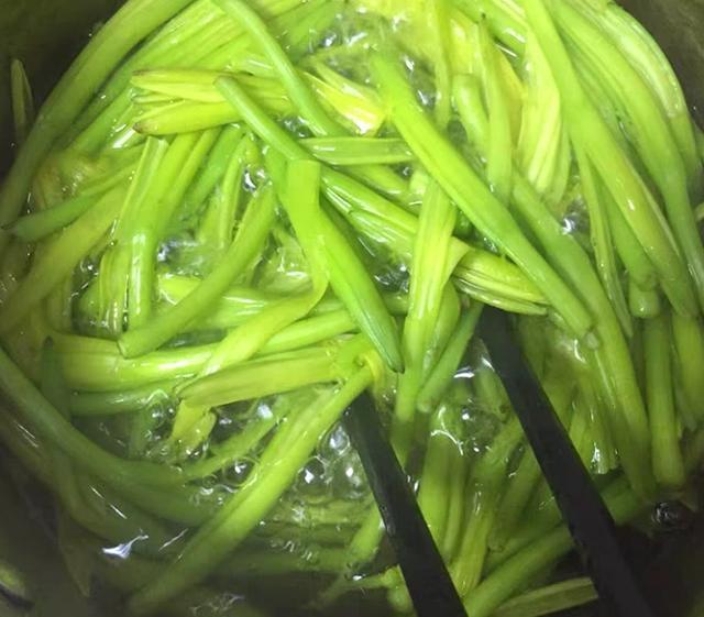  助于|女性30不想成“黄脸婆”，此菜要多吃，皮肤像冻龄，细腻又水灵