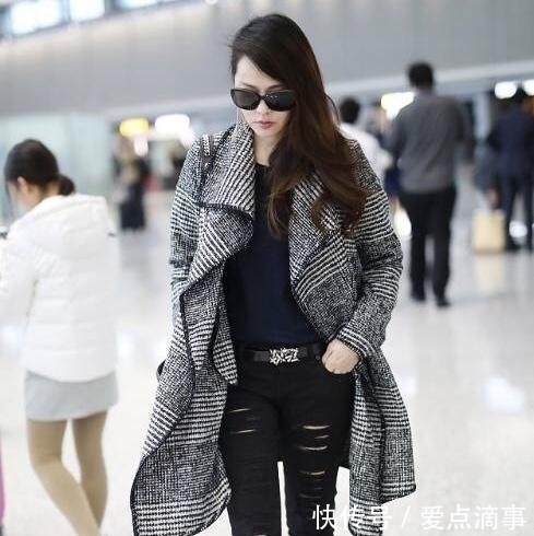  起到很好|伊能静终于低调走机场，穿条纹大衣配破洞紧身裤，50岁状态超棒