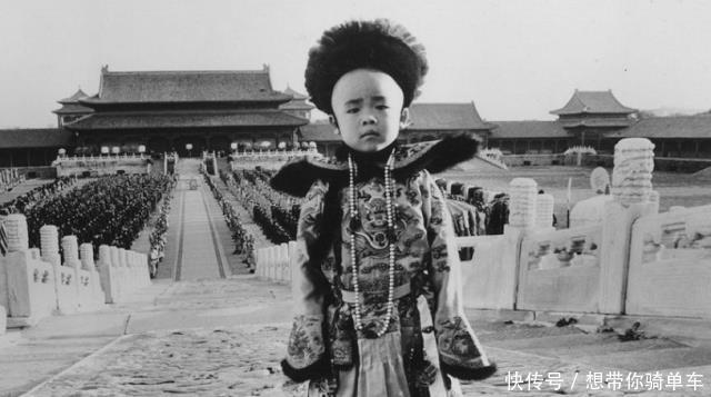 拿出|年老后的溥仪,买票进入紫禁城,拿出龙椅下藏了几十年的秘密!