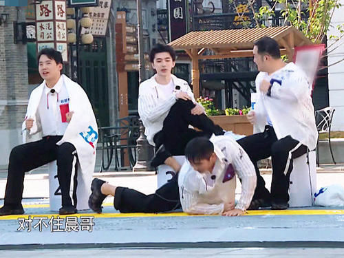 扶了起来|李晨玩游戏时意外摔倒,谁注意一旁蔡徐坤的举动暴露两人关系