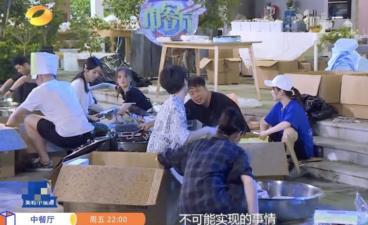 王俊凯|为准备800份盒饭:赵丽颖切菜切到手抖,王俊凯却是另一种画风