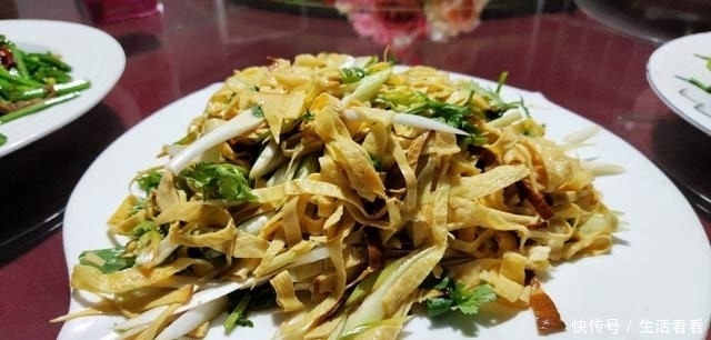  堂弟|堂弟18岁生日，二叔在临沂特色农家乐点一桌菜，两大家人吃嗨了