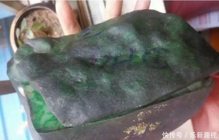  翡翠|缅商要价300万的翡翠原石，一刀切开高兴地跳起来！