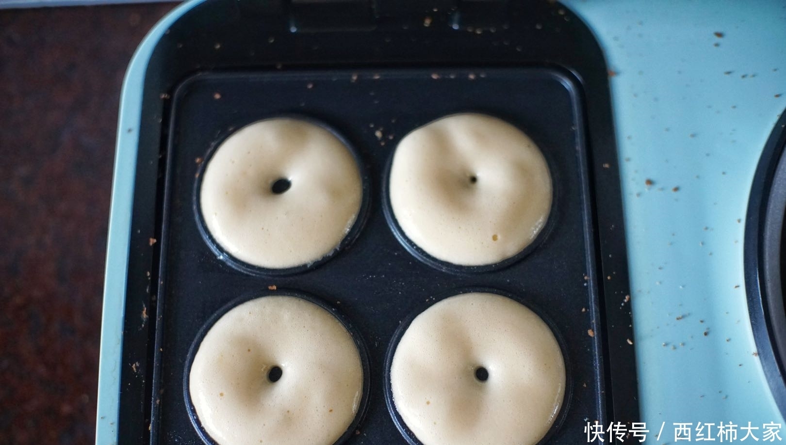  做出|不用烤箱，就能轻松做出甜甜圈小蛋糕，自己DIY爱怎么吃就怎么吃