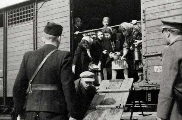 出卖|希特勒屠杀犹太人,都是白人如何区分,民族风俗出卖了他们