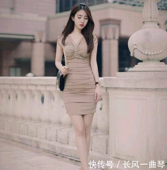 夏日|街拍:炎热的夏季,美女一身打扮非常的夏日,简单又时尚