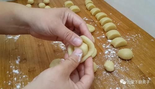 个个|中秋节月饼别买着吃了,锅里烙一烙,个个香酥又掉渣,没烤箱也能成功