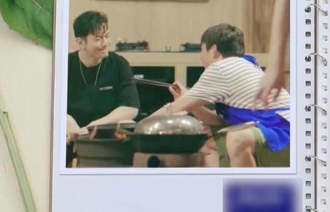  黄晓明离开|黄磊没出门送黄晓明，回到蘑菇屋的两个举动，透露内心情感