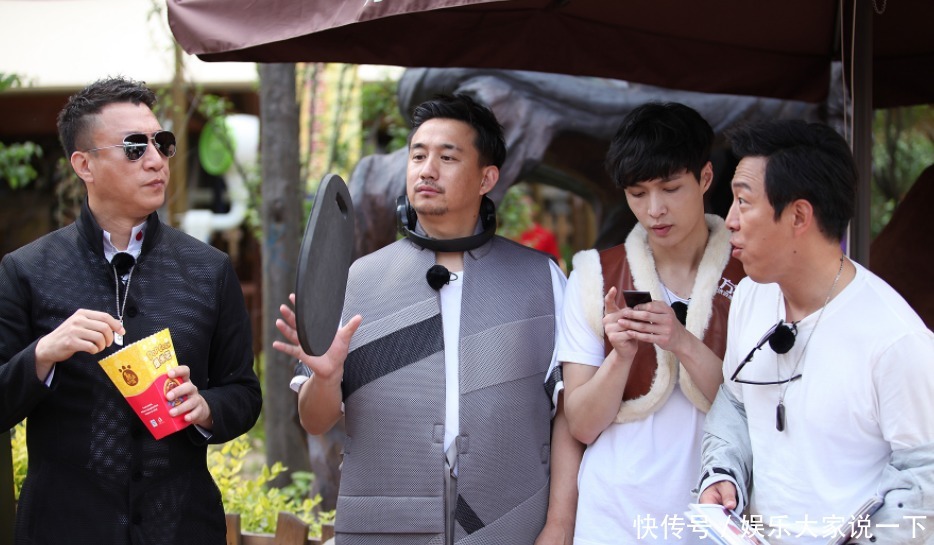  终于|岳云鹏和贾乃亮抢节目组的车，导演态度引热议终于像鸡条了！