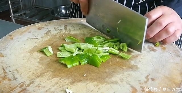 香菇|淮扬菜大厨改良员工餐将香菇烧鸡这么做,鲜香微辣,开胃下饭