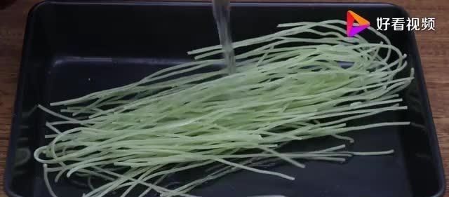 烫面|玉米面独家新吃法,不用烫面,不烙饼,少油少盐,一顿1斤不够吃