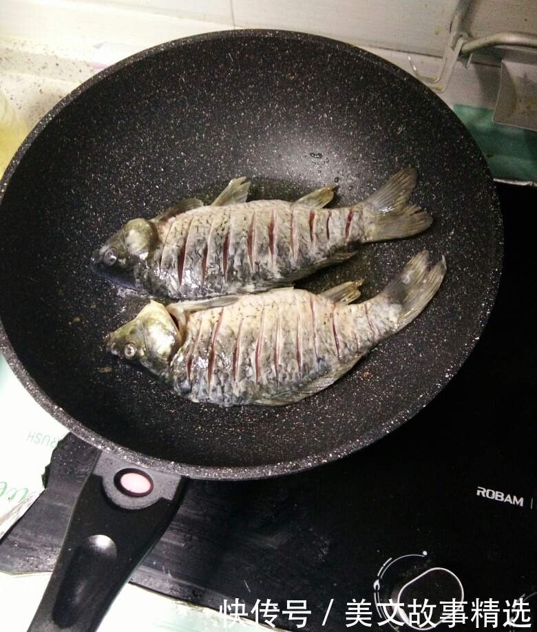 易学|无保留分享《煎焖鲫鱼》的做法，香味浓郁，做法简单易学
