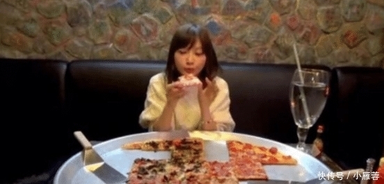 打败|日本大胃王,直播吃82寸披萨,被旁边水杯打败了,网友:老套路