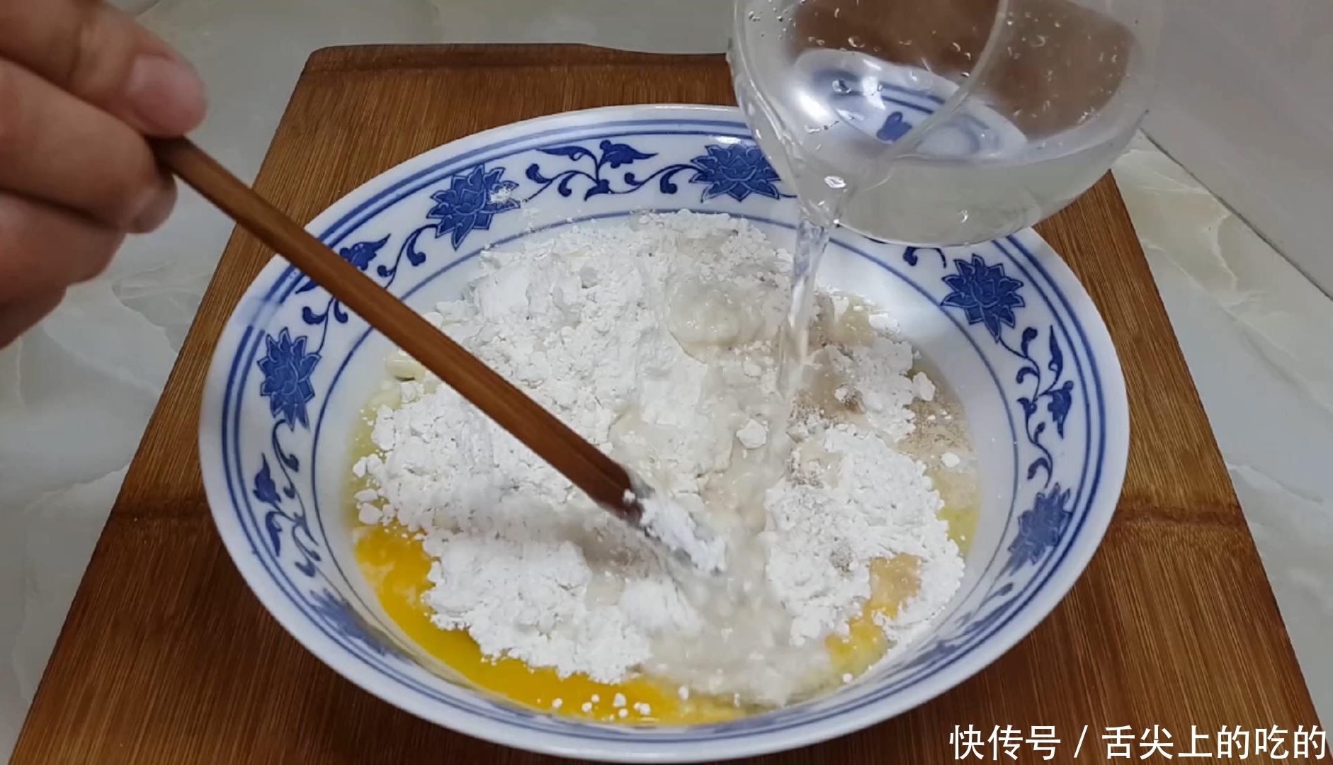 念念不忘|烧饼别买着吃了,加几勺酱料,外皮焦脆又多层,吃过就念念不忘