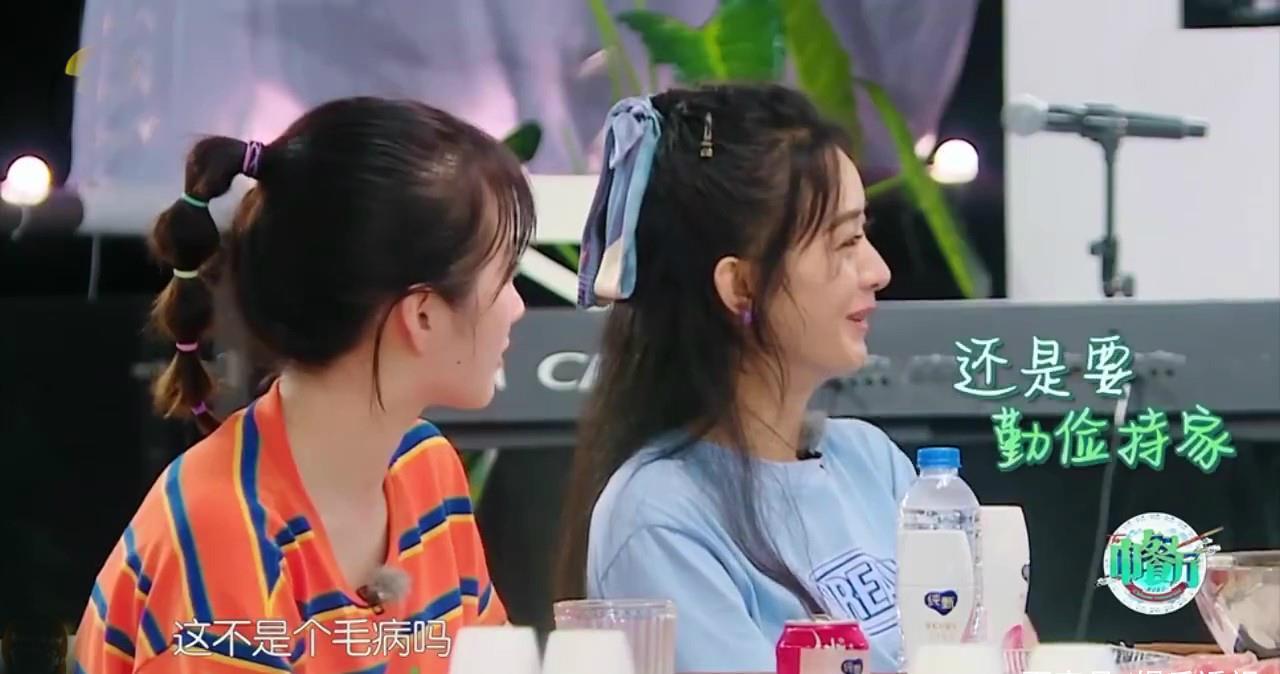 补刀|赵丽颖拿扫把拿出女侠范,耿直补刀黄晓明,《中餐厅》再回应剪辑