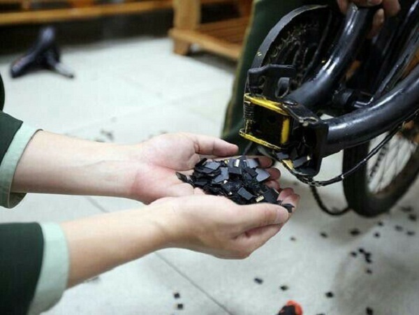 女子|警察扣下自行车，女子表示很无辜，3450张廉价物品让警察直眼