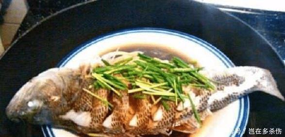 关键|清蒸鲈鱼时,这一步很关键,否则,蒸出的鲈鱼不滑嫩!