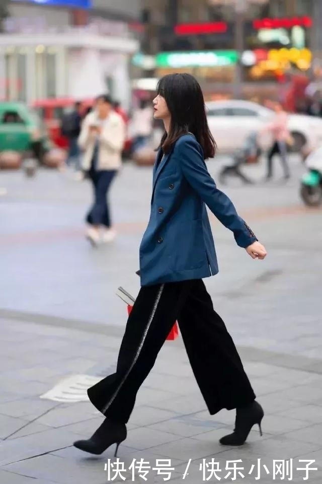 看起来|带着青春与朝气,这位小姐姐的微笑看起来是不是十分的甜美