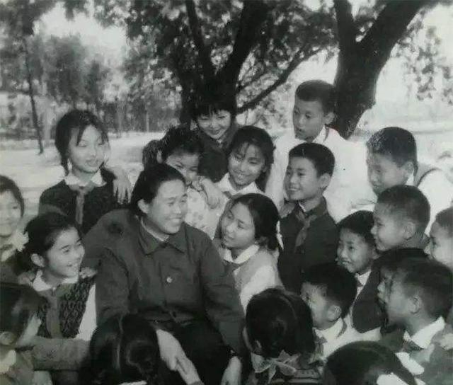 马毛姐|1949年,14岁渔家姑娘为何被评为一等功?领导人亲自接见为其取名