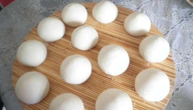 难怪|蒸馒头只会加水难怪做出来的不好吃,教你这1招,馒头松软好吃