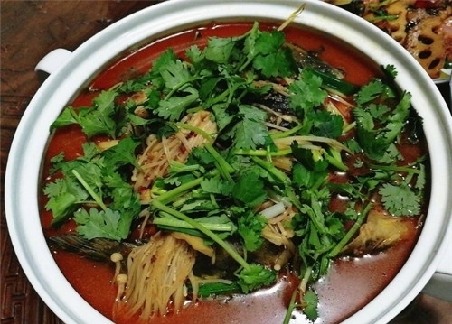  埋怨|老妈和亲戚来吃饭，婆婆要我下厨招待，菜上齐后，却埋怨太浪费！