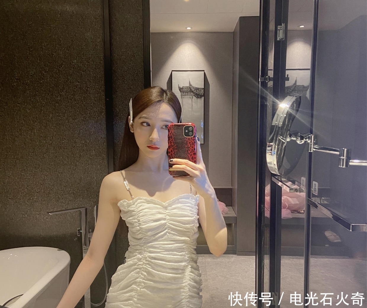 显得|陆婷穿红色“吊带裙”太养眼,显得身材凹凸有致,女人味十足!