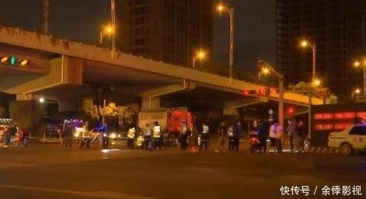  碾压|母女深夜骑车回家，砸到货车无情碾压，两人丧命现场惨烈