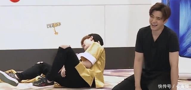 开心|张艺兴看热巴转圈捂嘴笑,主动跑到她身边,又因她的话过于开心!