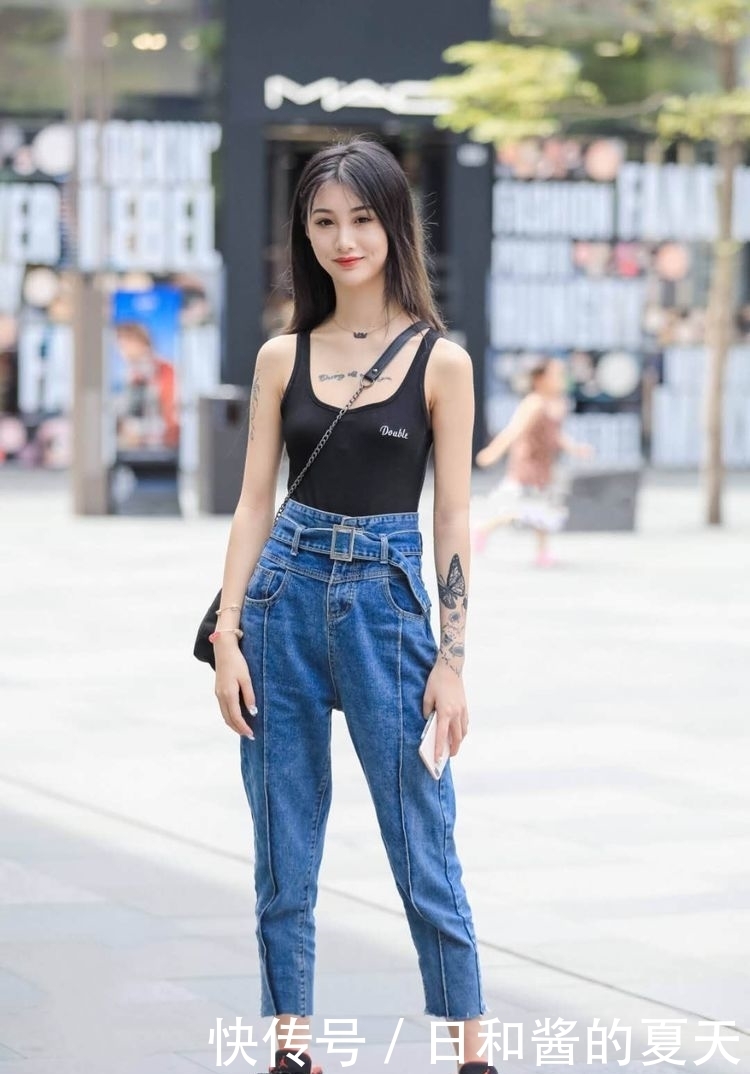  美妙|街拍小美女身穿小背心配牛仔裤，美妙身材，显得非常漂亮