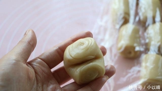 糕点|经典糕点蛋黄酥做法,7步就可上烤箱,外酥内软好吃不用花钱买