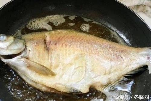  经验|煎鱼时只需放点“它”鱼肉不粘锅不破皮，30年大厨的经验分享