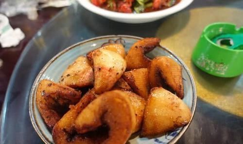 桌子的菜|朋友花300多请吃农家菜,老板还送了一道菜,吃了一口脸都黑了