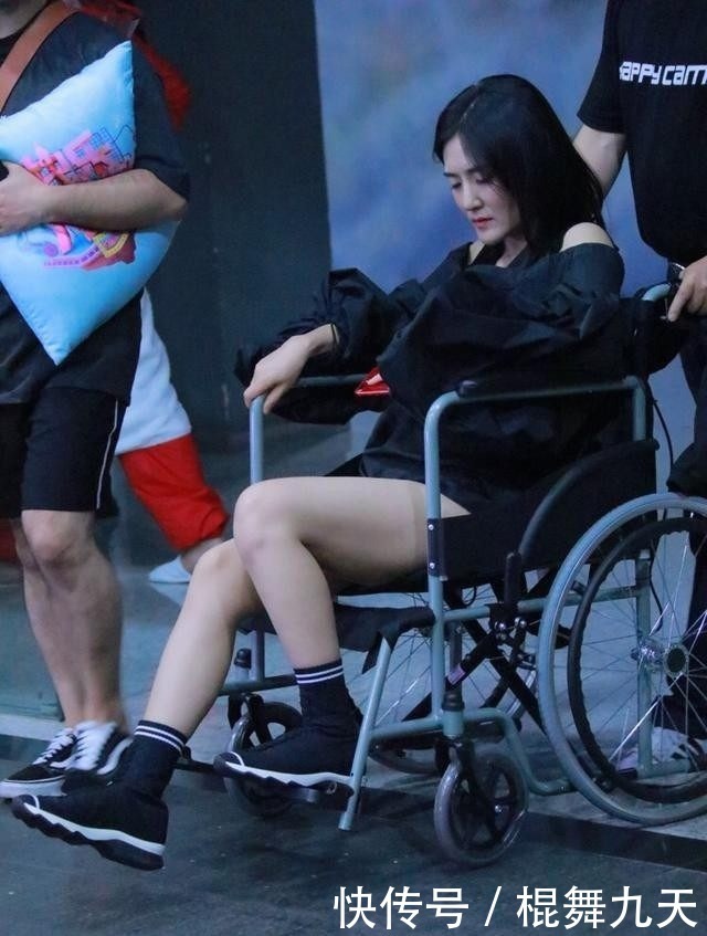 节目|谢娜坐轮椅坚持录节目，细数谢娜左腿是怎么拉伤的