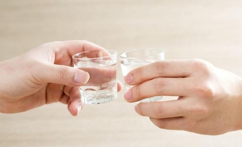 酒精|白酒和啤酒，哪个更健康医生提醒这样喝酒，身体健康危害小